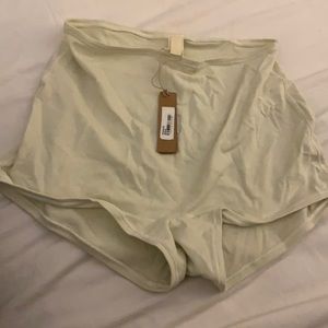 SKIMS UNDERWEAR- BRAND NEW-NEVER WORN w/ TAGS. SIZE MEDIUM. COLOR-BONE/OFF WHITE